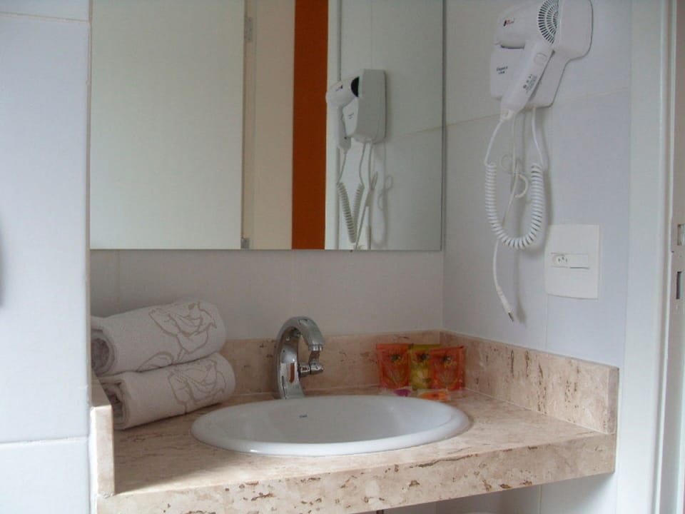 Basic Triple Room | Bathroom | Shower, hair dryer