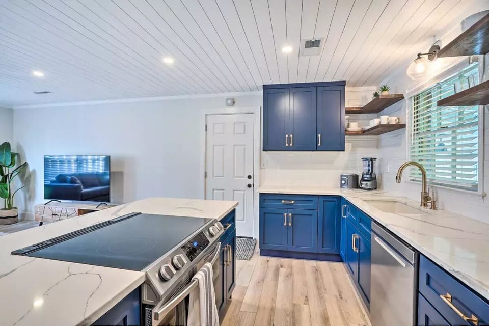 Chef's kitchen for you to enjoy! 