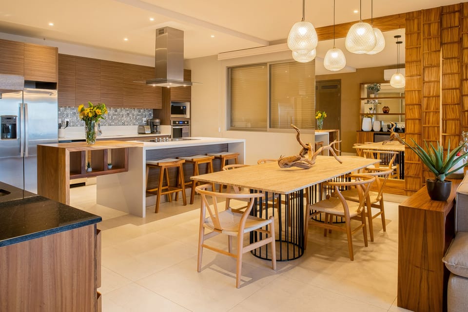 Dining area with fully equipped kitchen and bar