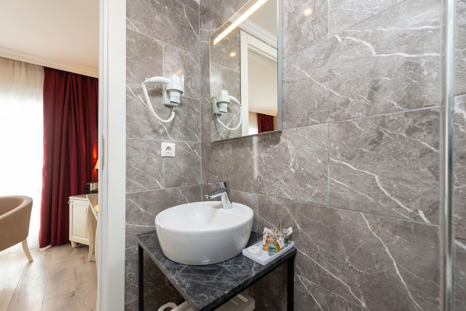 Double Room | Bathroom | Shower, free toiletries, hair dryer, towels
