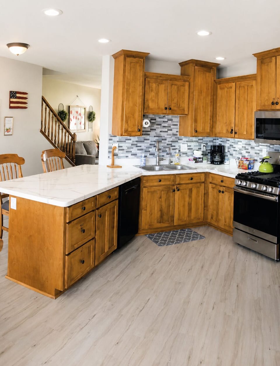 Fully equipped kitchen with large island, gas stove and ample seating