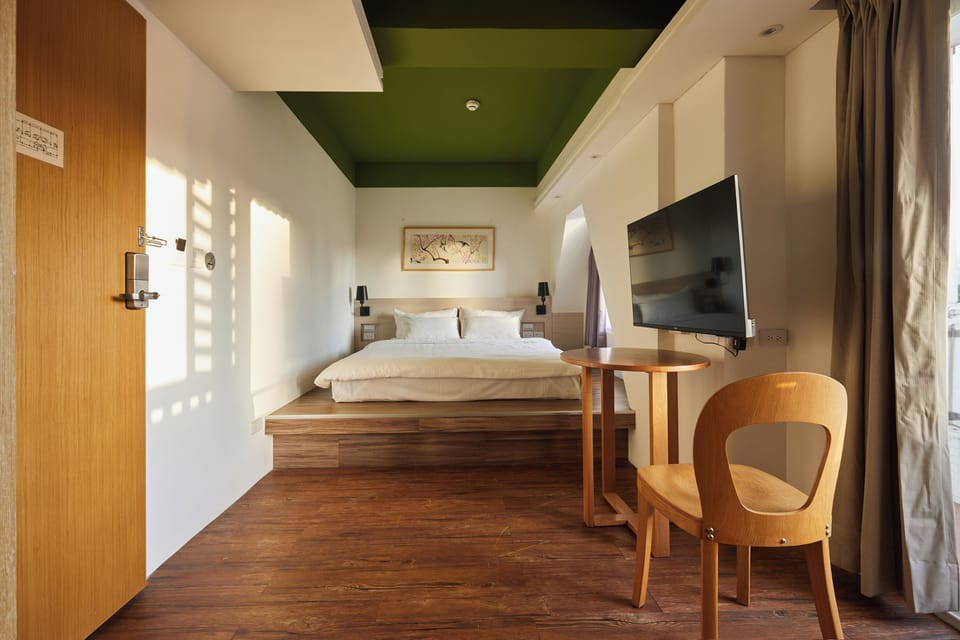 Deluxe Room, 1 Double Bed | Down comforters, in-room safe, desk, blackout drapes