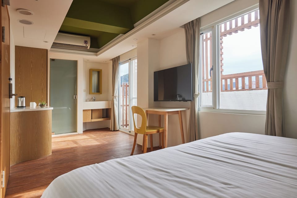 Deluxe Room, 1 Double Bed | Down comforters, in-room safe, desk, blackout drapes