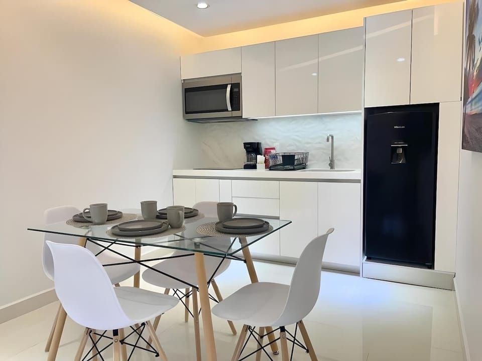 Dining table seating 4