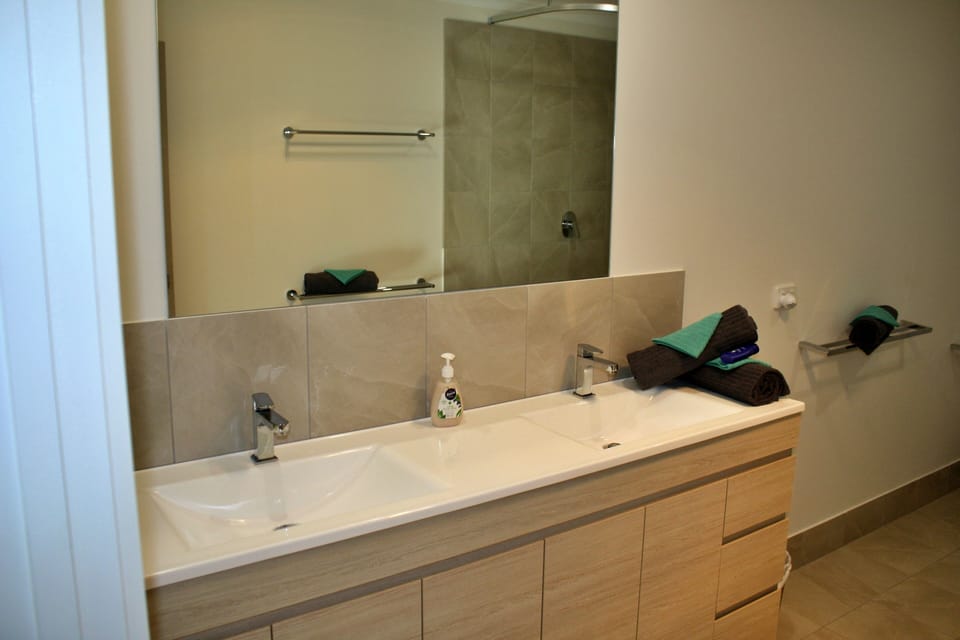 2. Bathroom
Large double vanity, bath with overhead shower & toilet