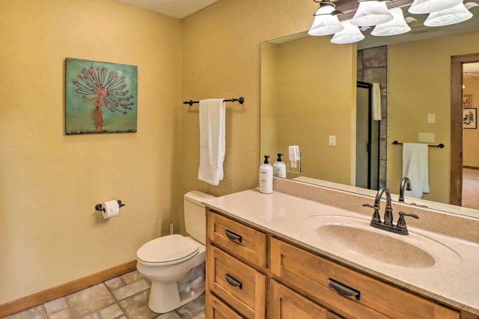 En-Suite Bathroom | Complimentary Toiletries | Hair Dryer | Towels Provided