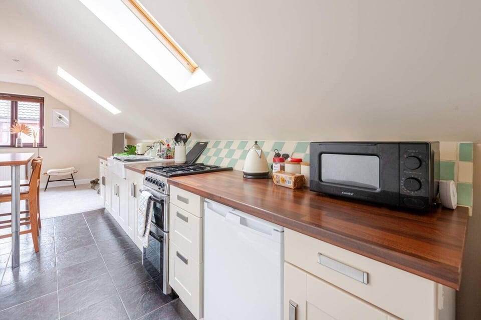 Apartment | Private kitchen | Fridge, microwave, oven, stovetop