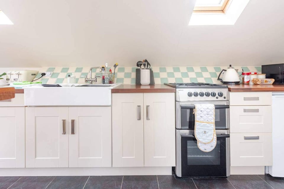 Apartment | Private kitchen | Fridge, microwave, oven, stovetop