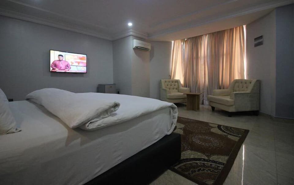 Standard Double Room, Pool View | Bathroom | Shower, free toiletries, hair dryer, towels