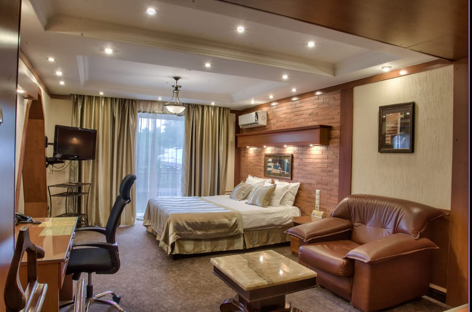 Junior Suite | 1 bedroom, minibar, in-room safe, desk