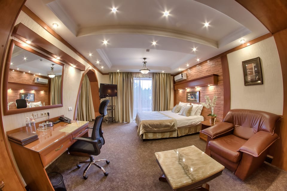 Junior Suite | 1 bedroom, minibar, in-room safe, desk