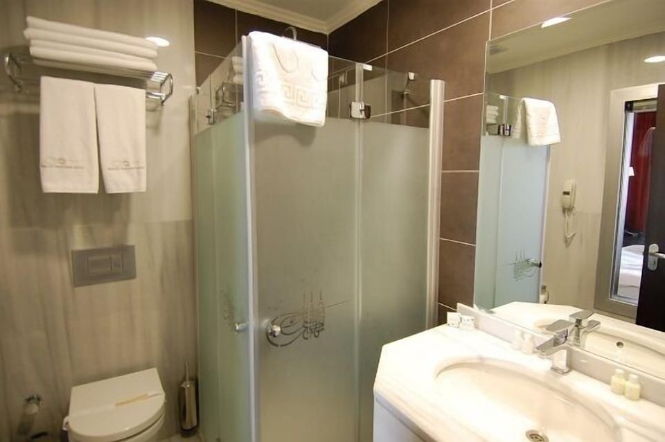 Standard Room | Bathroom | Shower, rainfall showerhead, free toiletries, hair dryer