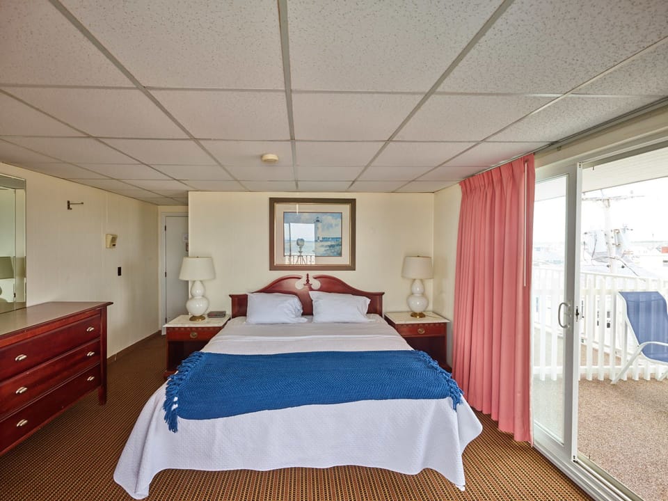 Oceanfront King Room with private Balcony and Ocean view | Iron/ironing board, free WiFi, bed sheets