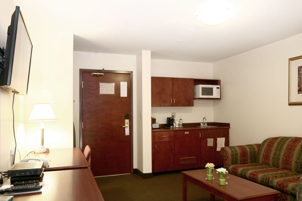 Queen Executive | Desk, laptop workspace, iron/ironing board, travel crib