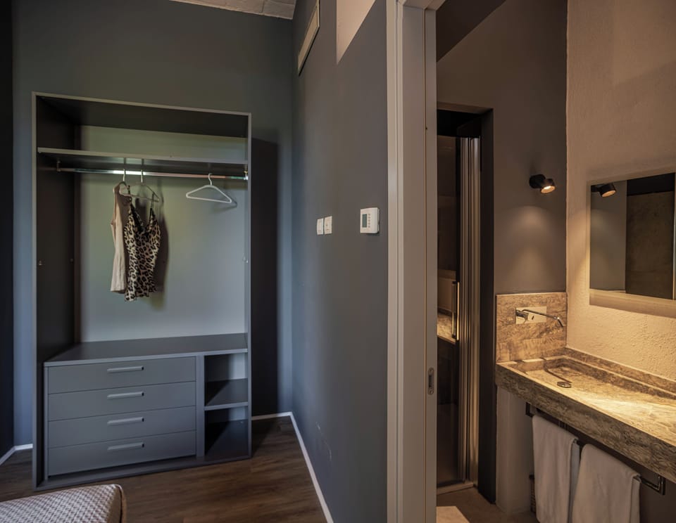 Design Apartment, 3 Bedrooms, Non Smoking, Vineyard View | 6 bedrooms, hypo-allergenic bedding, down comforters, in-room safe