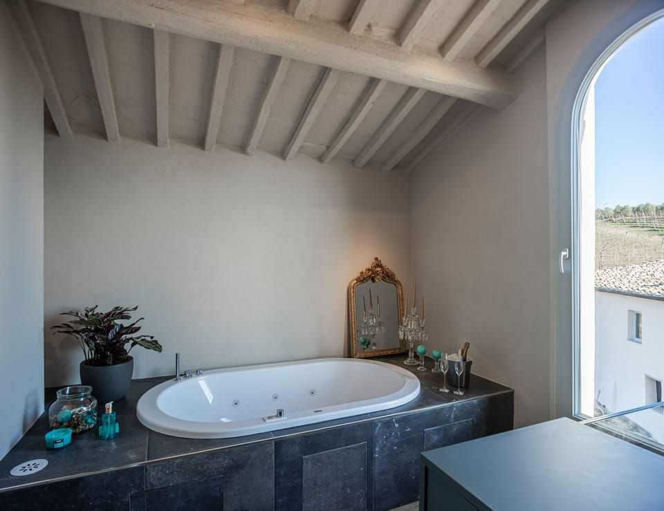 Suite, Jetted Tub, Vineyard View | Bathroom | Shower, rainfall showerhead, free toiletries, hair dryer
