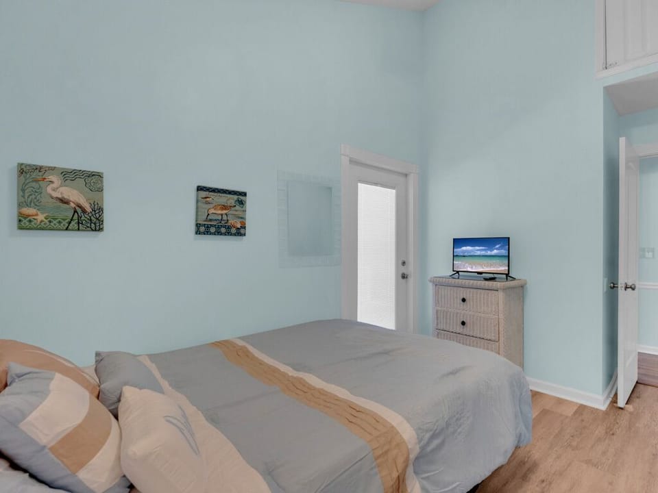 Upper level queen room with smart TV #2.
