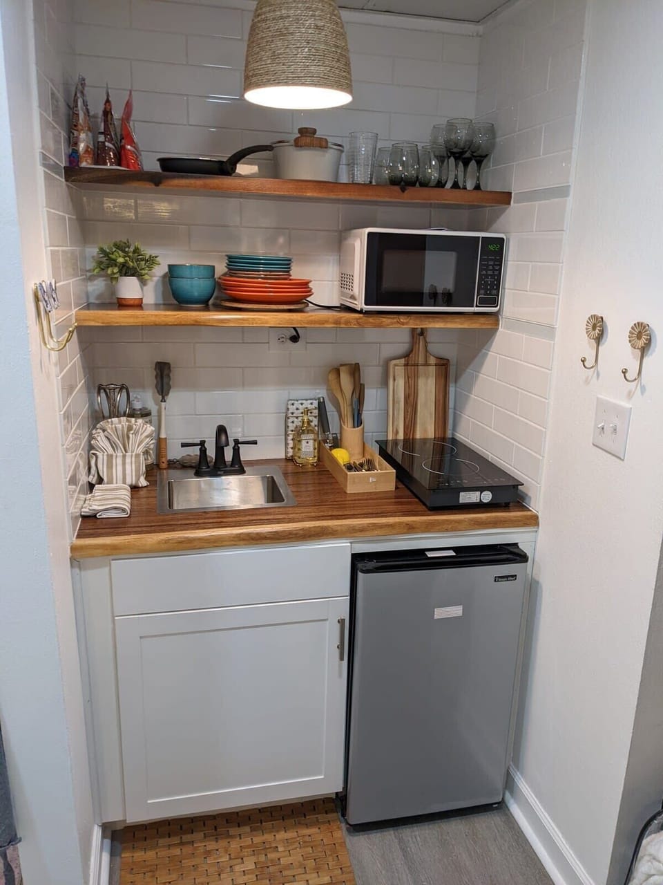 Beautiful and bright kitchenette