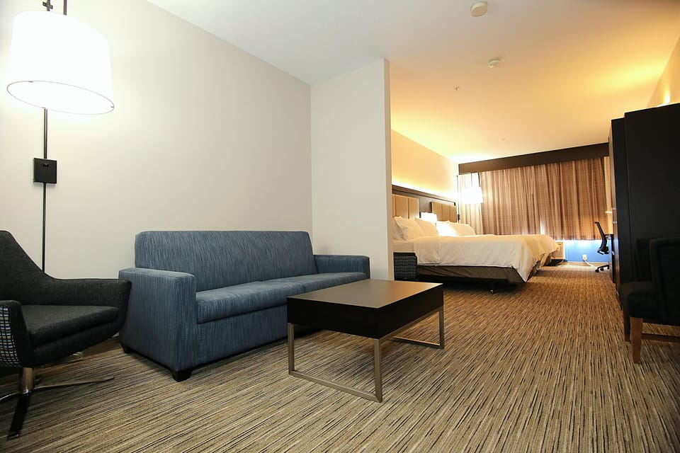 Suite, Multiple Beds | Desk, blackout drapes, iron/ironing board, rollaway beds