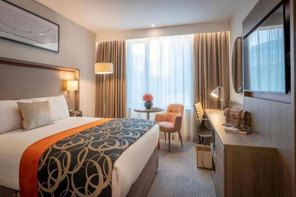 Hypo-allergenic bedding, in-room safe, desk, laptop workspace