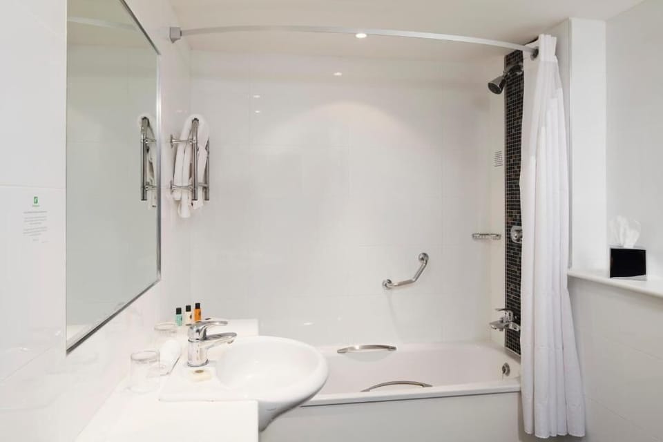 Combined shower/tub, deep soaking tub, free toiletries, hair dryer