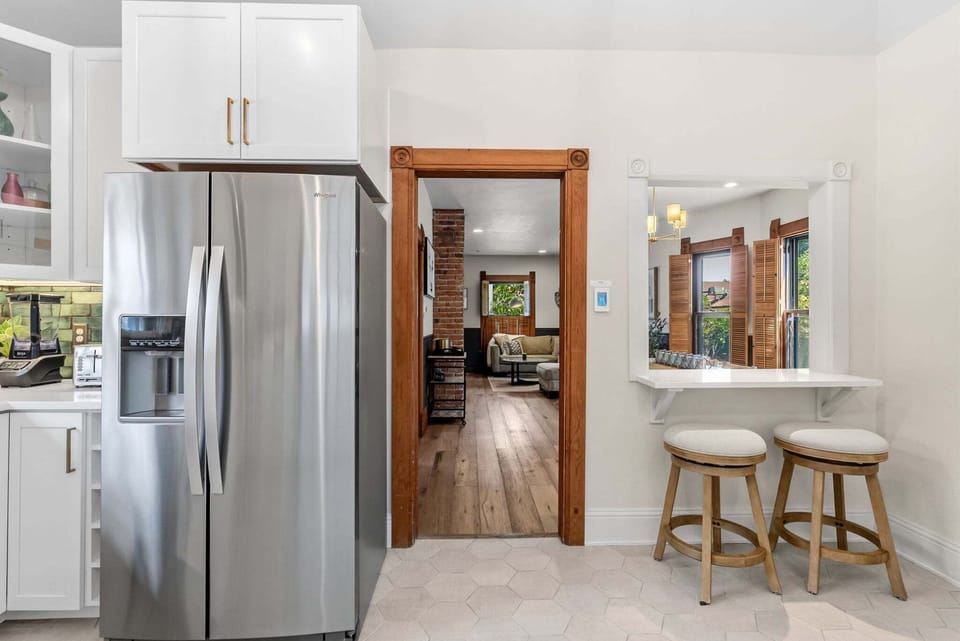 Convenient breakfast bar connecting the kitchen to the living and dining spaces, creating an open, social layout. 🍷🌿