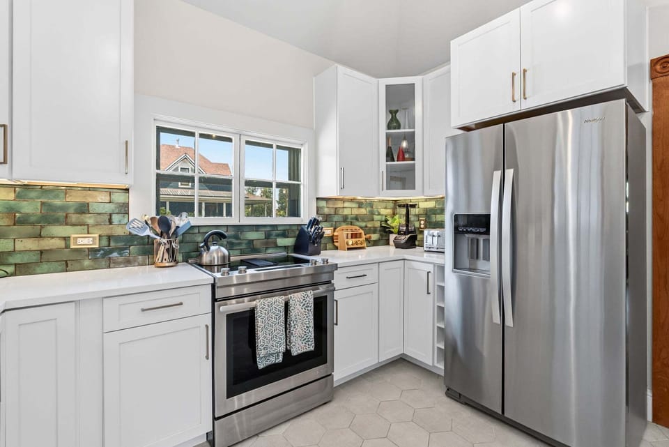 Thoughtfully stocked kitchen with everything needed to prepare family meals or entertain with ease. 🍳🏡