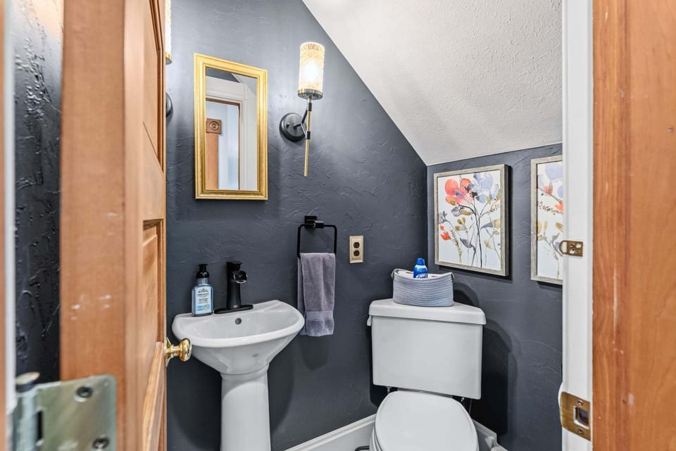Convenient main-level powder room located just off the central hallway. 🧻 🧴