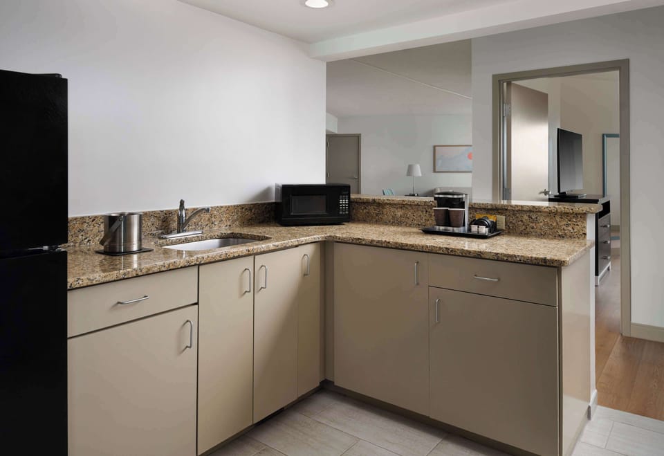 Junior Suite Partial Oceanview - 1 King | Private kitchen | Mini-fridge, microwave, coffee/tea maker