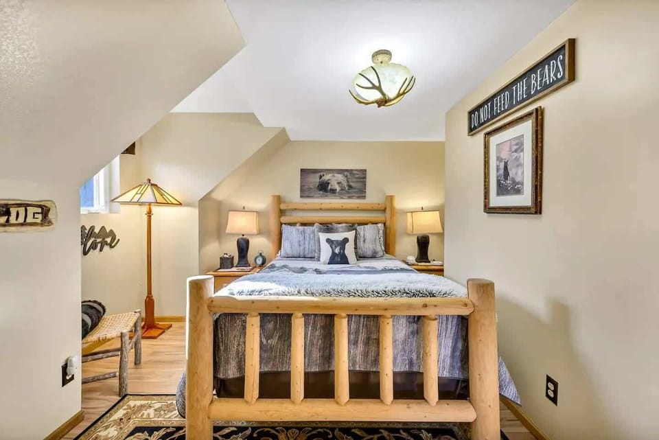 The third bedroom's bear theme is unique and immersive.