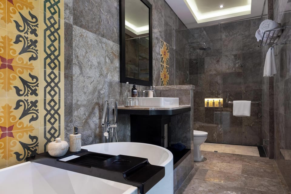 Suite Room | Minibar, in-room safe, desk, laptop workspace