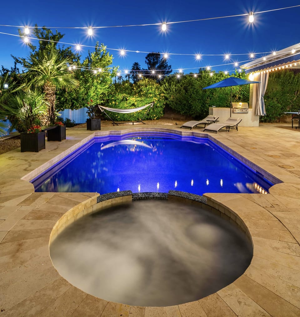 Hot tub with therapy jets, up to 104 degrees