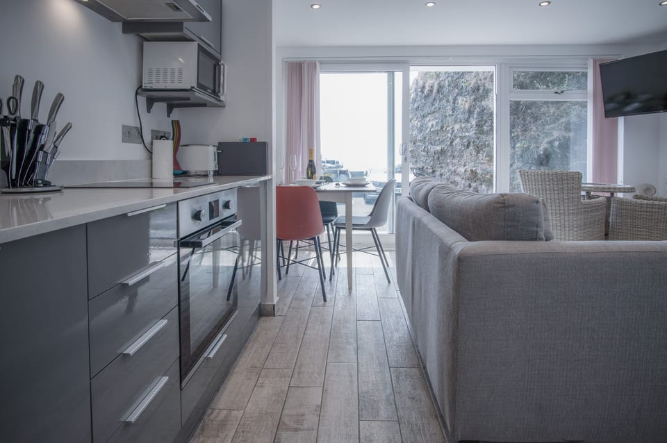 Apartment (1 Bedroom) | Private kitchen | Microwave, oven, stovetop, cookware/dishes/utensils