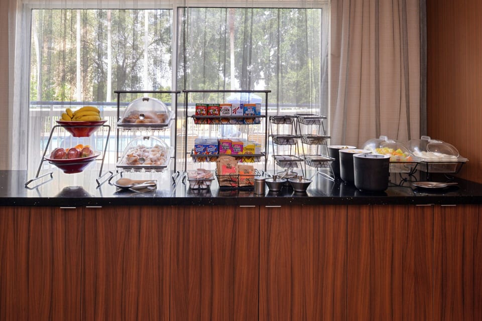 Free daily continental breakfast