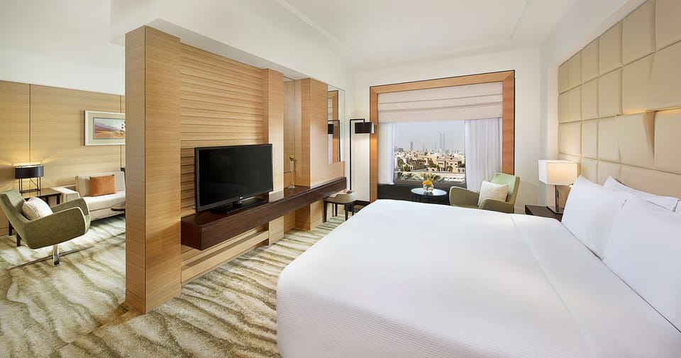 Premium bedding, in-room safe, desk, iron/ironing board