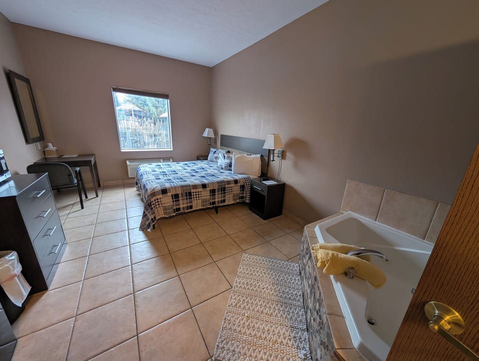 Deluxe Room, 1 King Bed, Jetted Tub | WiFi (free), bed sheets