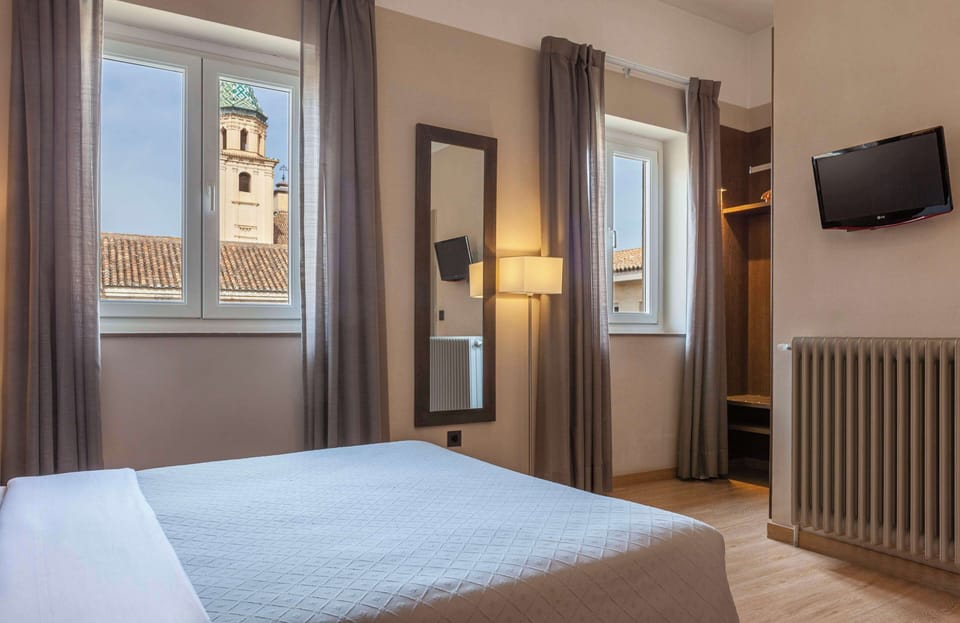 Comfort Double Room | In-room safe, desk, blackout drapes, free WiFi