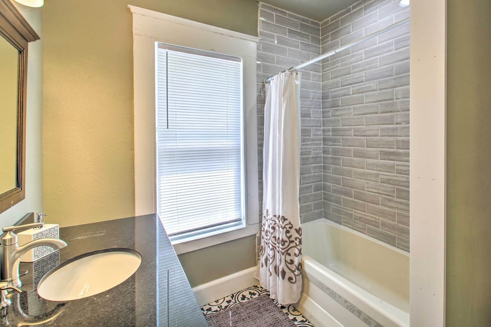 Full Bathroom | 2nd Floor | Complimentary Toiletries