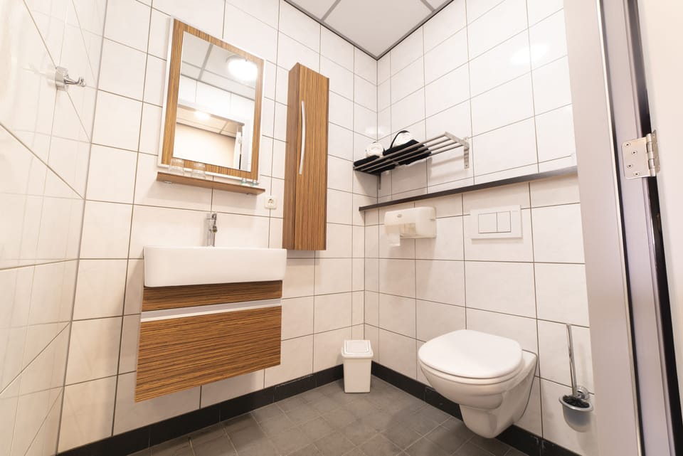 Basic Double Room | Bathroom | Hair dryer, towels