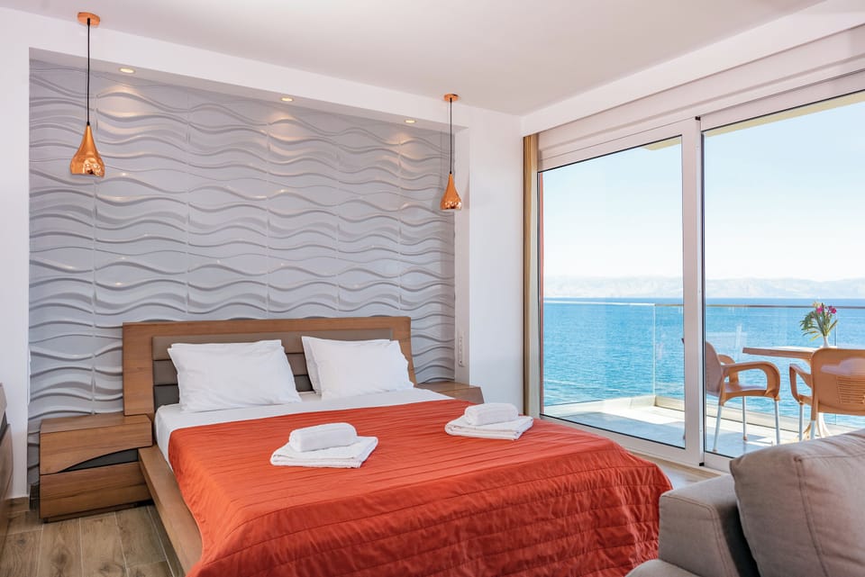 Superior Studio Suite, Sea View (Top Floor) | Premium bedding, laptop workspace, soundproofing, free WiFi