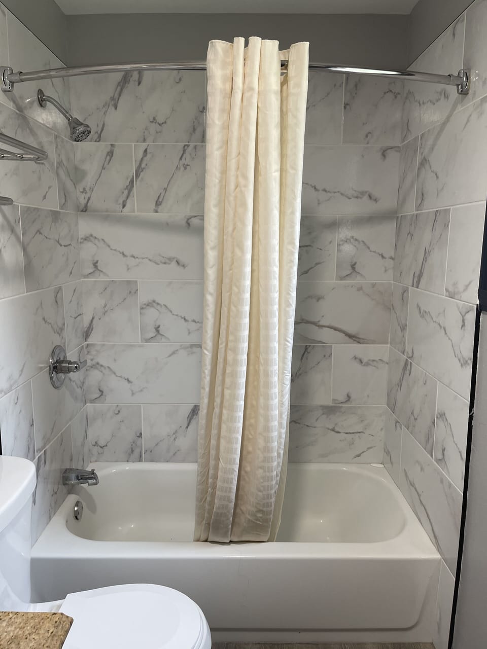 Standard Room, 1 Queen Bed | Bathroom | Combined shower/tub, free toiletries, hair dryer