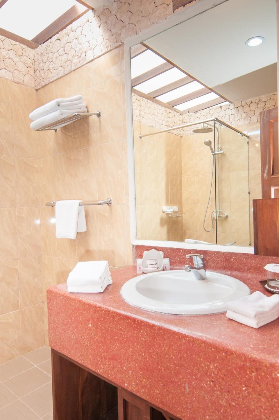 Combined shower/tub, free toiletries, hair dryer, towels