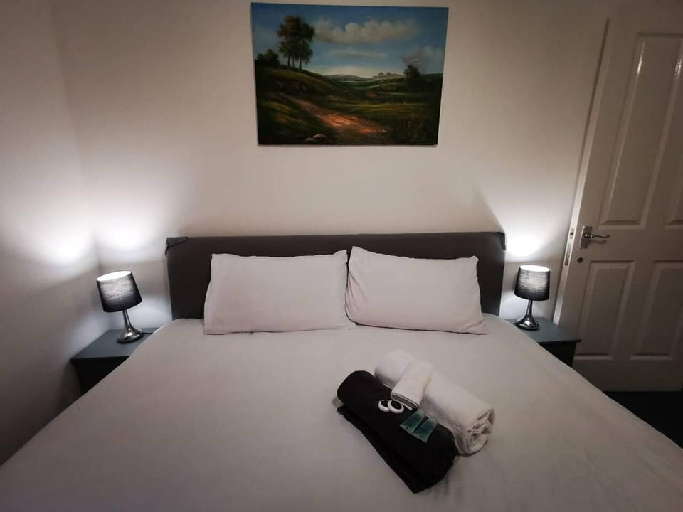 London - 2 Bed Flat - Sleeps 4 - Parking - Wifi Apartment in London