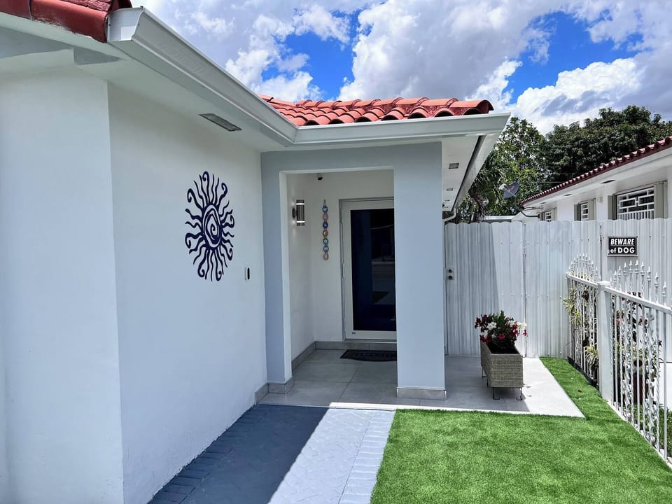 House, 3 Bedrooms | Property entrance