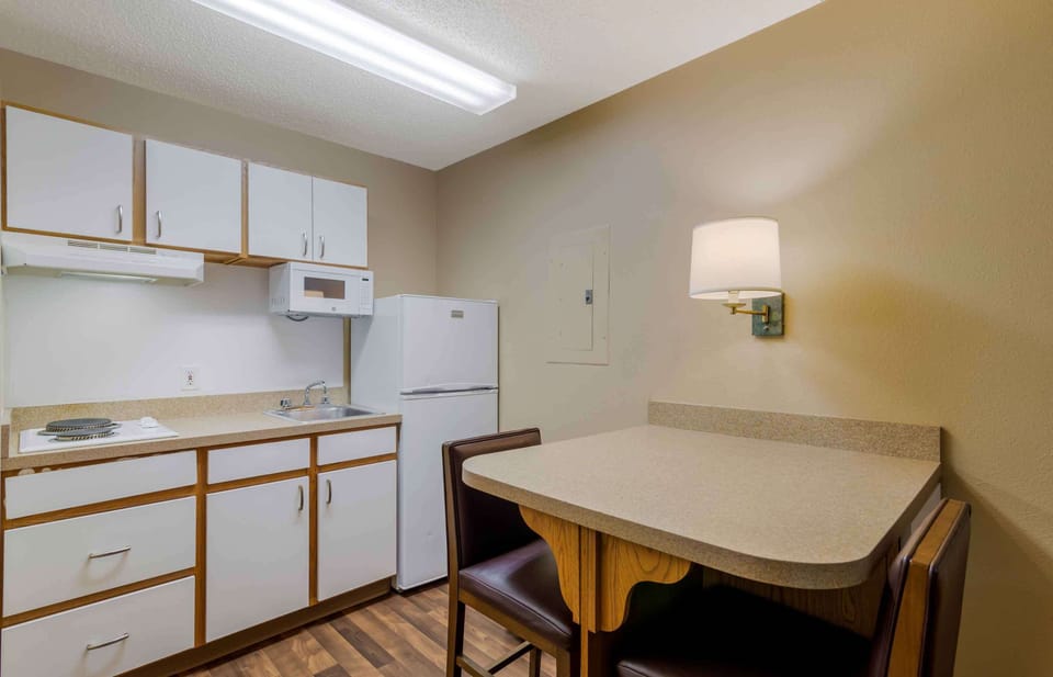 Full-size fridge, microwave, stovetop