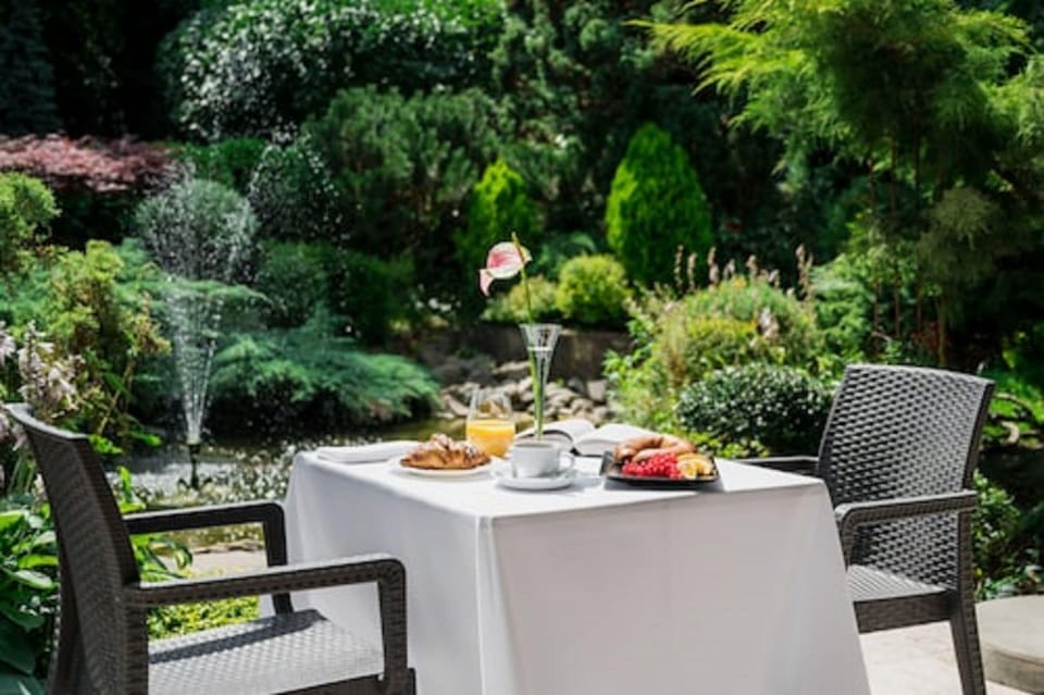 Daily buffet breakfast (PLN 68 per person)