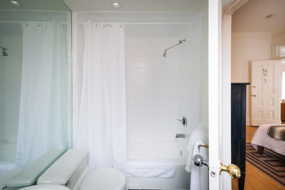 Room 3 | Bathroom | Free toiletries, hair dryer, towels