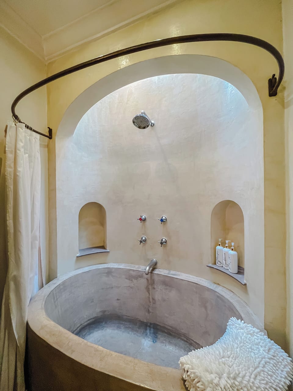 Junior Double Room, 1 King Bed | Bathroom | Free toiletries, hair dryer, bathrobes, towels