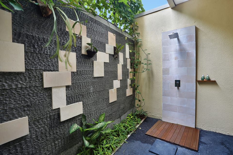 Super Deluxe Pool View | Bathroom | Combined shower/tub, free toiletries, hair dryer, bathrobes