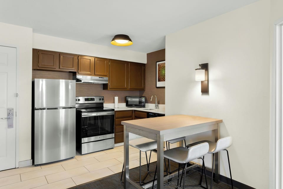 Fridge, microwave, stovetop, dishwasher